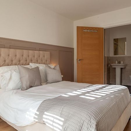 Modern 3 Bedroom House With Parking Bath Exteriör bild