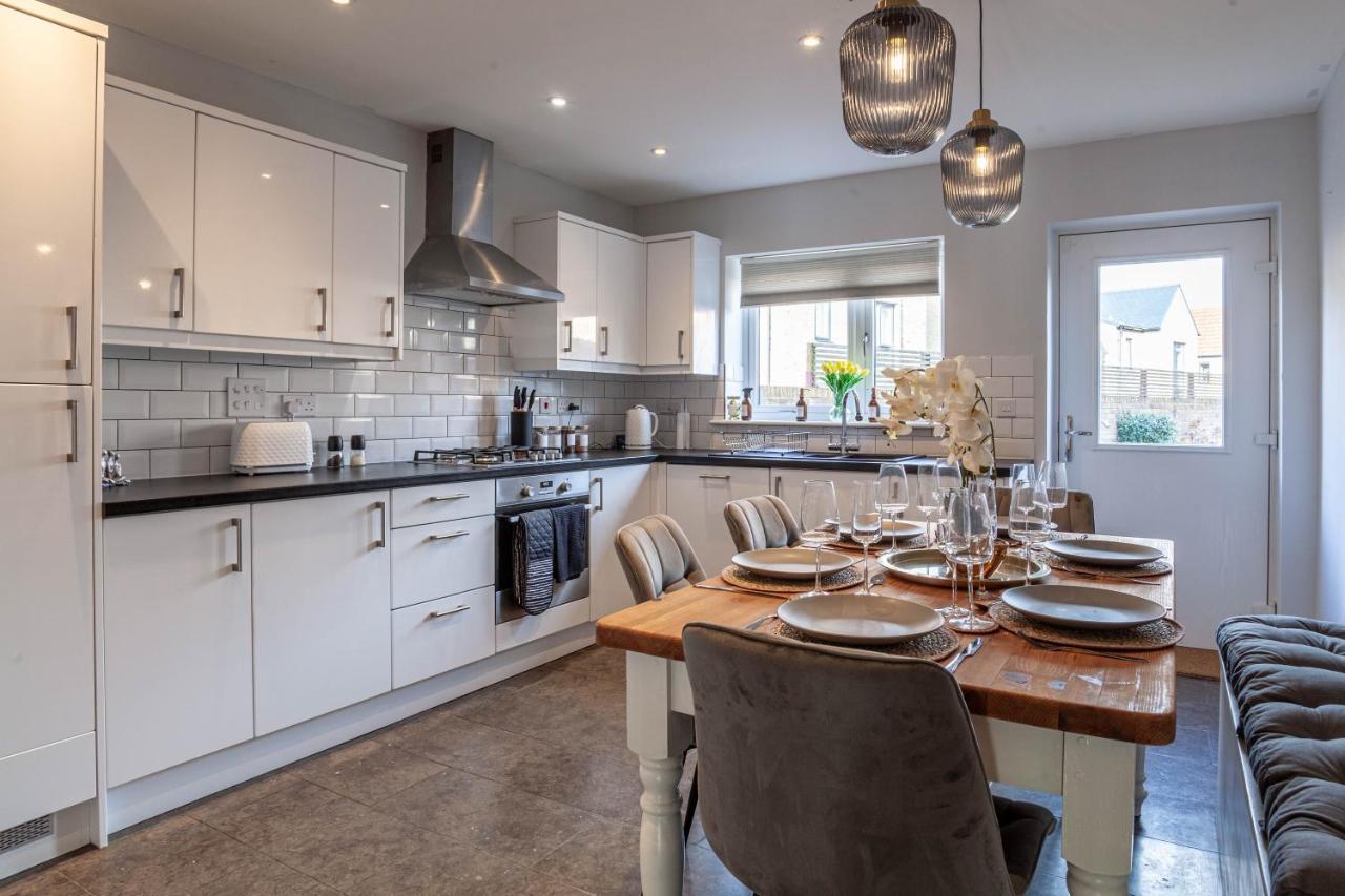 Modern 3 Bedroom House With Parking Bath Exteriör bild