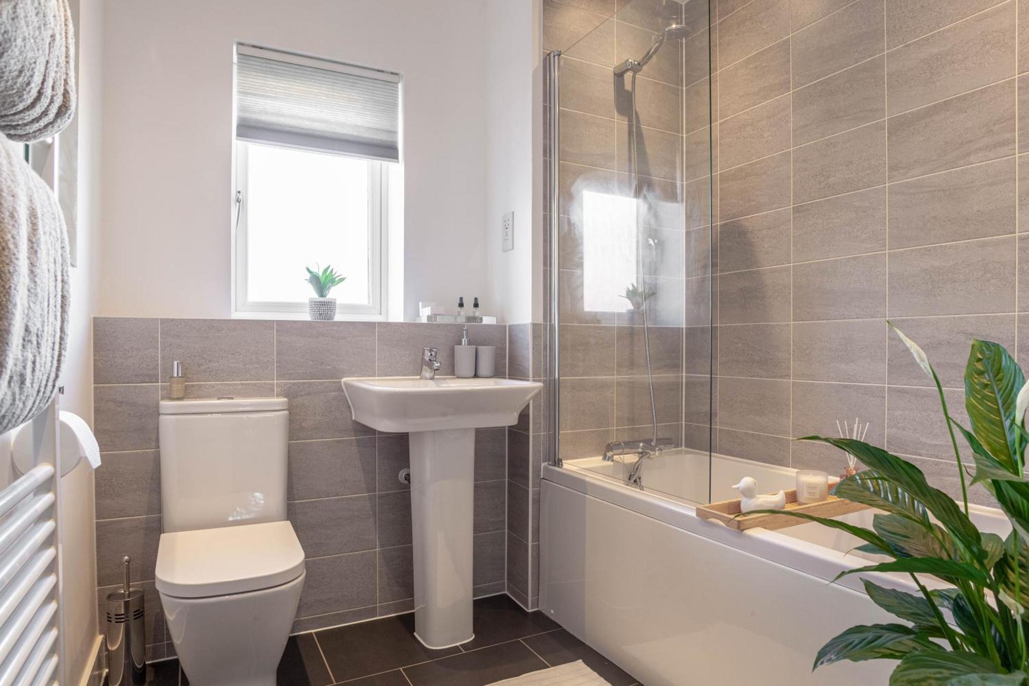Modern 3 Bedroom House With Parking Bath Exteriör bild