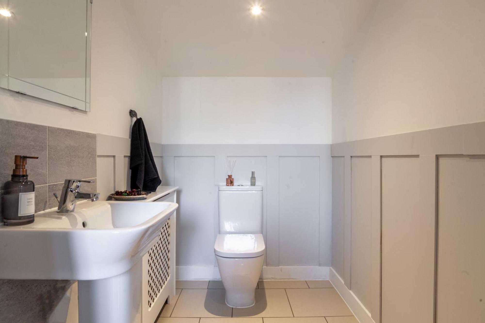 Modern 3 Bedroom House With Parking Bath Exteriör bild