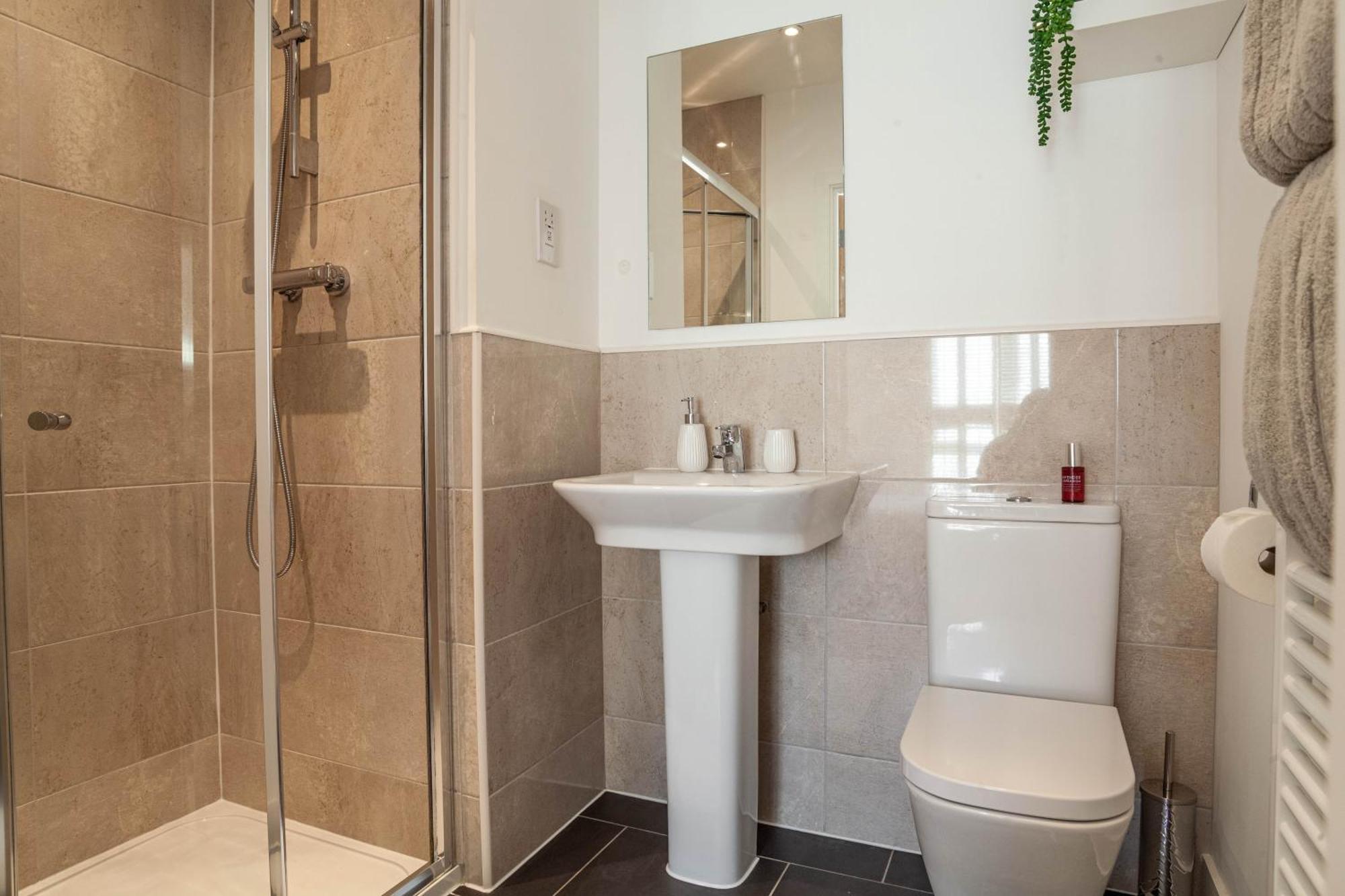 Modern 3 Bedroom House With Parking Bath Exteriör bild